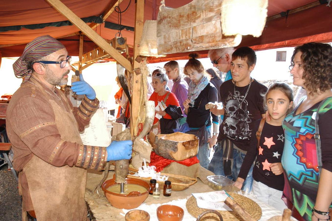 Fotografías del domingo de las jornadas de artesanía medieval de Cornago donde la localidad riojana se vuelca con su pasado y ofrece un colorido muy especial por sus estrechas y empedradas calles.