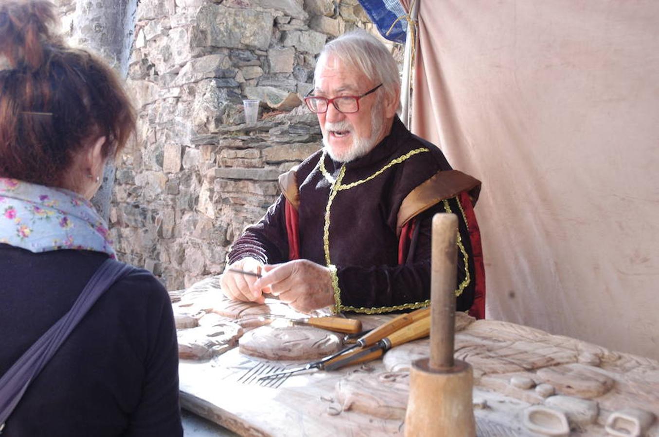 Fotografías del domingo de las jornadas de artesanía medieval de Cornago donde la localidad riojana se vuelca con su pasado y ofrece un colorido muy especial por sus estrechas y empedradas calles.