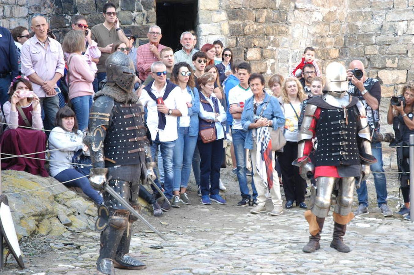 Fotografías del domingo de las jornadas de artesanía medieval de Cornago donde la localidad riojana se vuelca con su pasado y ofrece un colorido muy especial por sus estrechas y empedradas calles.