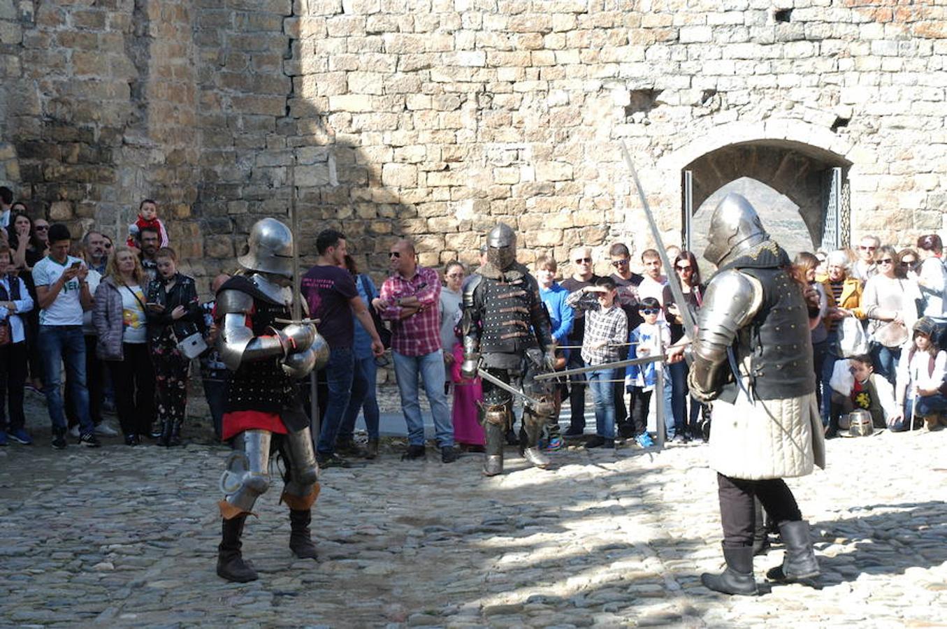 Fotografías del domingo de las jornadas de artesanía medieval de Cornago donde la localidad riojana se vuelca con su pasado y ofrece un colorido muy especial por sus estrechas y empedradas calles.