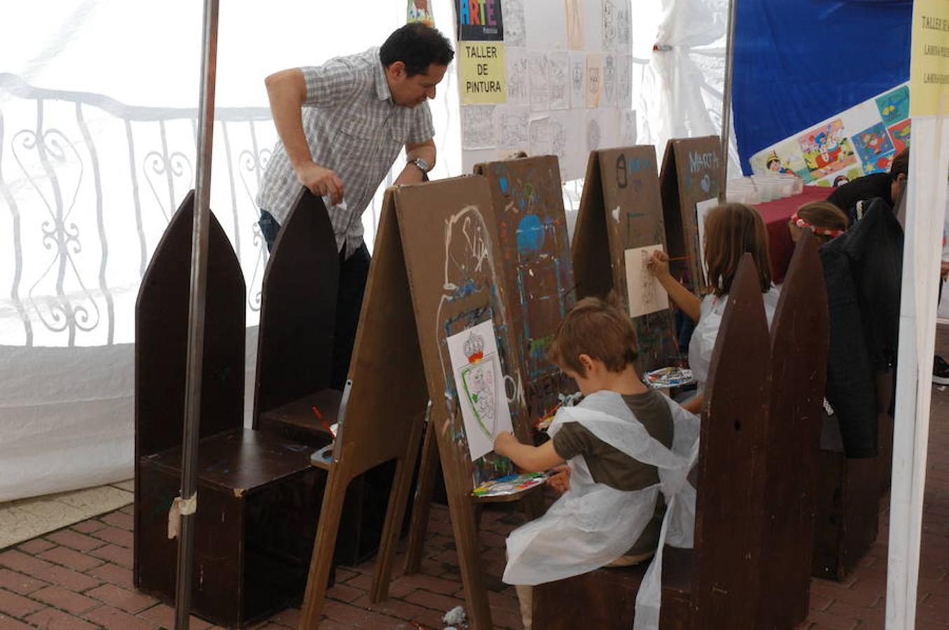 Fotografías del domingo de las jornadas de artesanía medieval de Cornago donde la localidad riojana se vuelca con su pasado y ofrece un colorido muy especial por sus estrechas y empedradas calles.