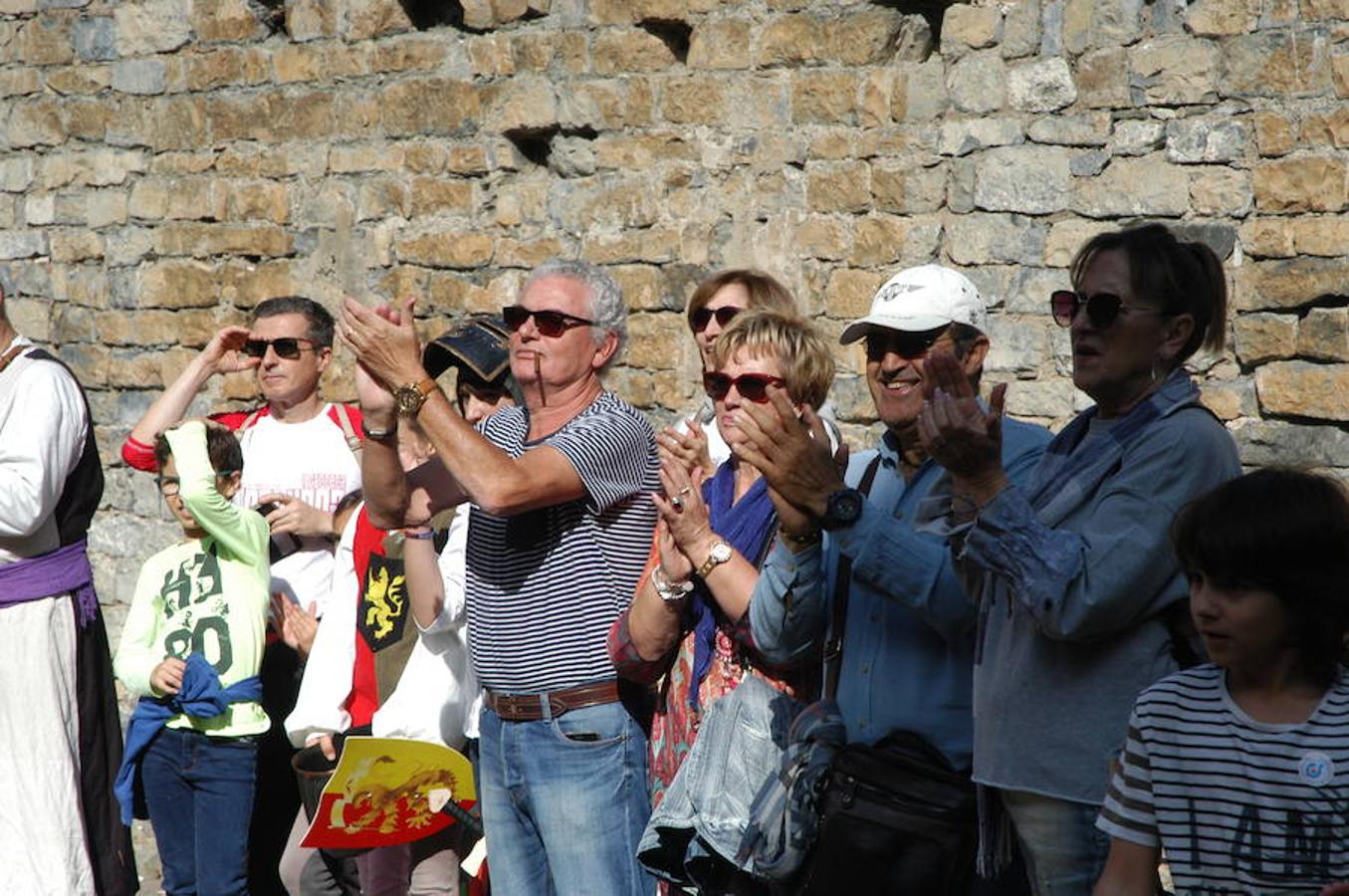 Fotografías del domingo de las jornadas de artesanía medieval de Cornago donde la localidad riojana se vuelca con su pasado y ofrece un colorido muy especial por sus estrechas y empedradas calles.