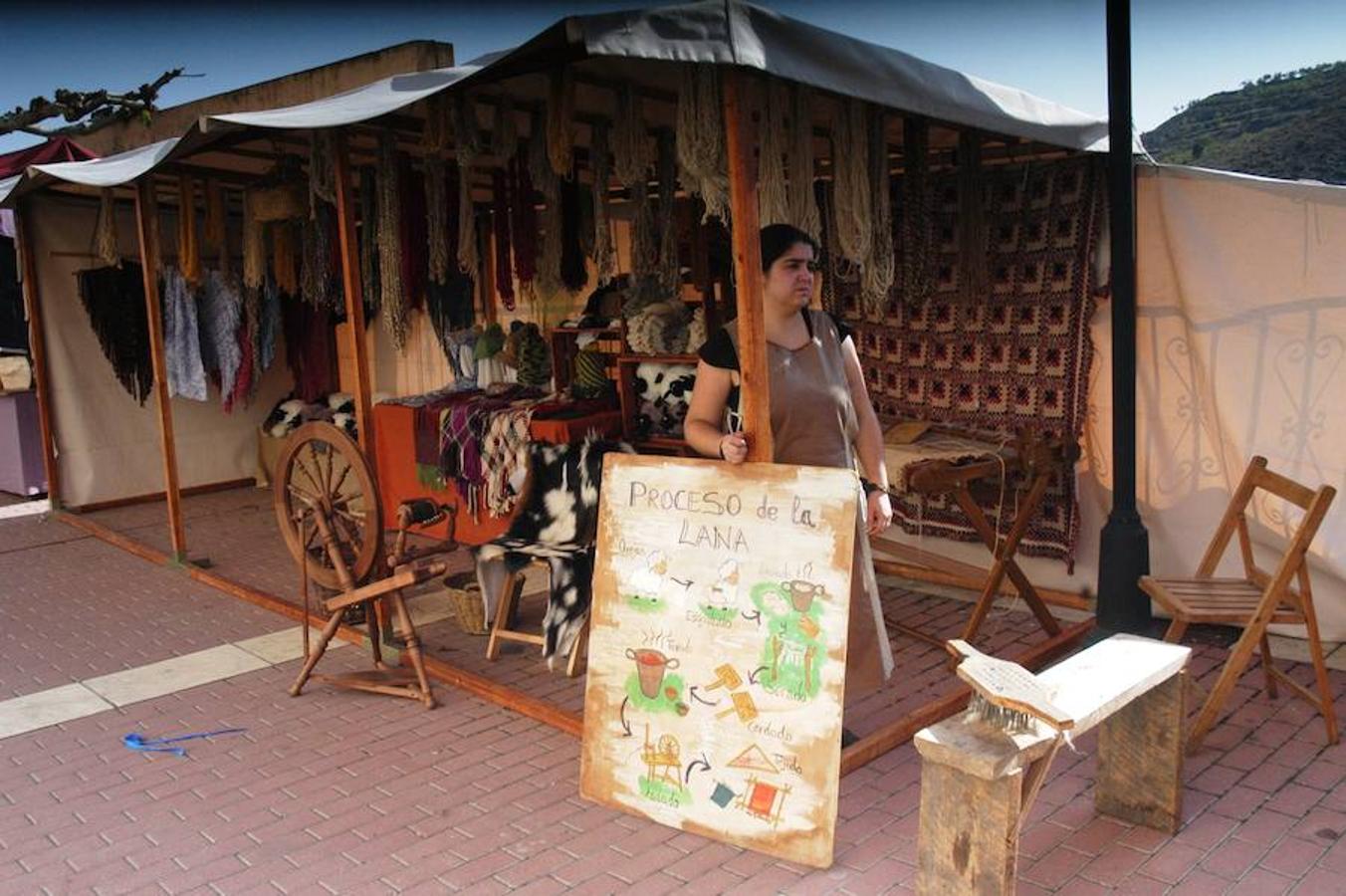 Fotografías del domingo de las jornadas de artesanía medieval de Cornago donde la localidad riojana se vuelca con su pasado y ofrece un colorido muy especial por sus estrechas y empedradas calles.