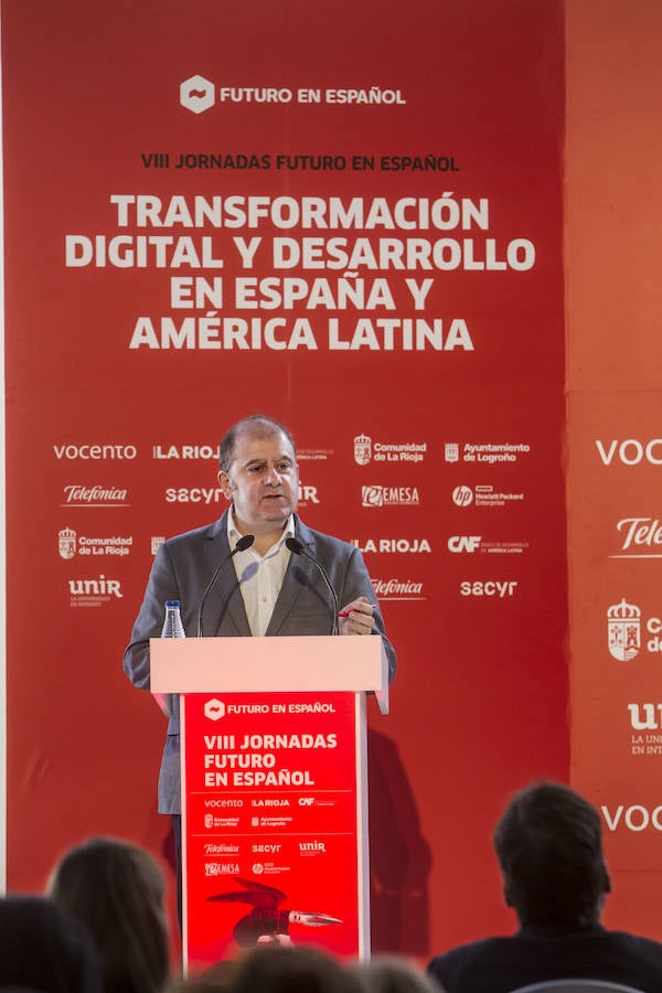 Primera jornada de Futuro en Español en la que se ha abordado la transformación digital y desarrollo en España y América Latina con enfoque especial en la educación y las nuevas tecnologías. Han participado el l exministro de las TIC de Colombia, David Luna; el alcalde de Murcia, José Francisco Ballesta; el consejero riojano de Educación, Alberto Galiana; y el vicerrector de UNIR Josu Ahedo.