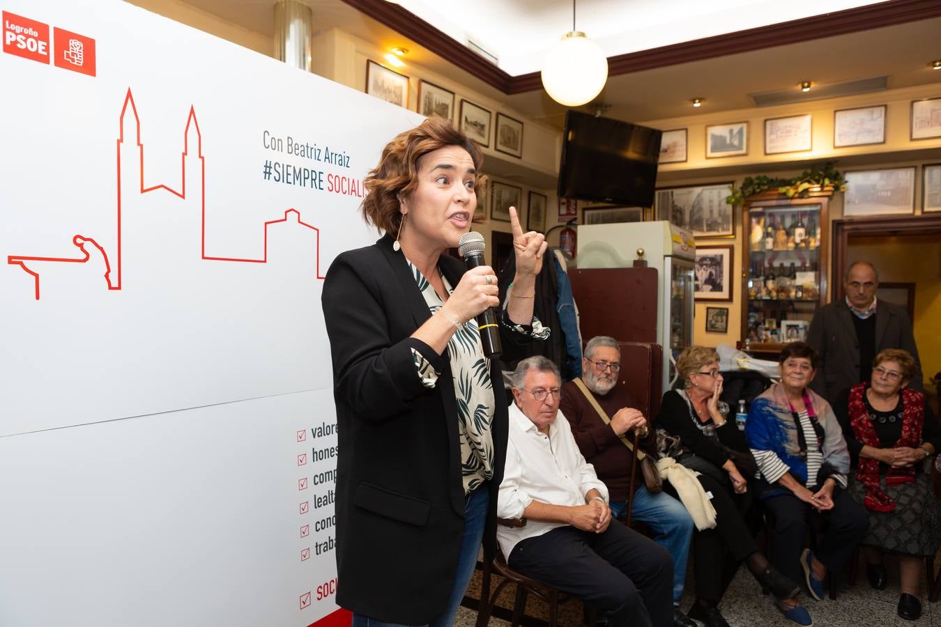 La socialista presenta su candidatura a encabezar la lista del PSOE a la Alcaldía de Logroño