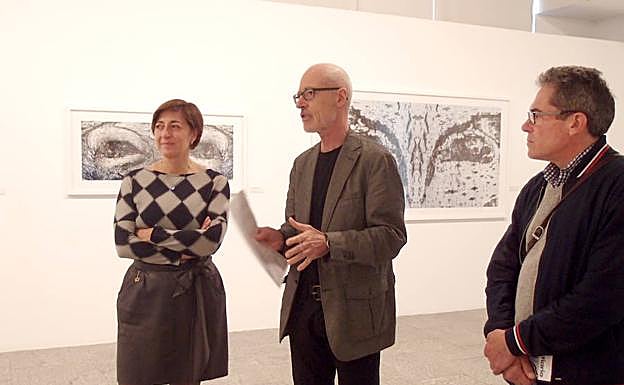 Pilar Montes contempla las imágenes de la exposición de la Casa de las Ciencias de Logroño. 