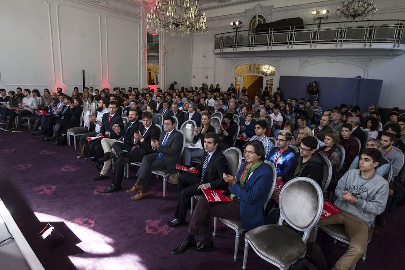 Primera jornada de Futuro en Español en la que se ha abordado la transformación digital y desarrollo en España y América Latina con enfoque especial en la educación y las nuevas tecnologías. Han participado el l exministro de las TIC de Colombia, David Luna; el alcalde de Murcia, José Francisco Ballesta; el consejero riojano de Educación, Alberto Galiana; y el vicerrector de UNIR Josu Ahedo.