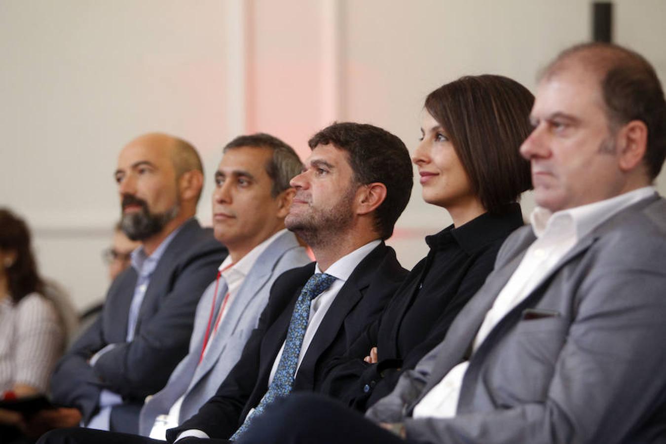 Primera jornada de Futuro en Español en la que se ha abordado la transformación digital y desarrollo en España y América Latina con enfoque especial en la educación y las nuevas tecnologías. Han participado el l exministro de las TIC de Colombia, David Luna; el alcalde de Murcia, José Francisco Ballesta; el consejero riojano de Educación, Alberto Galiana; y el vicerrector de UNIR Josu Ahedo.