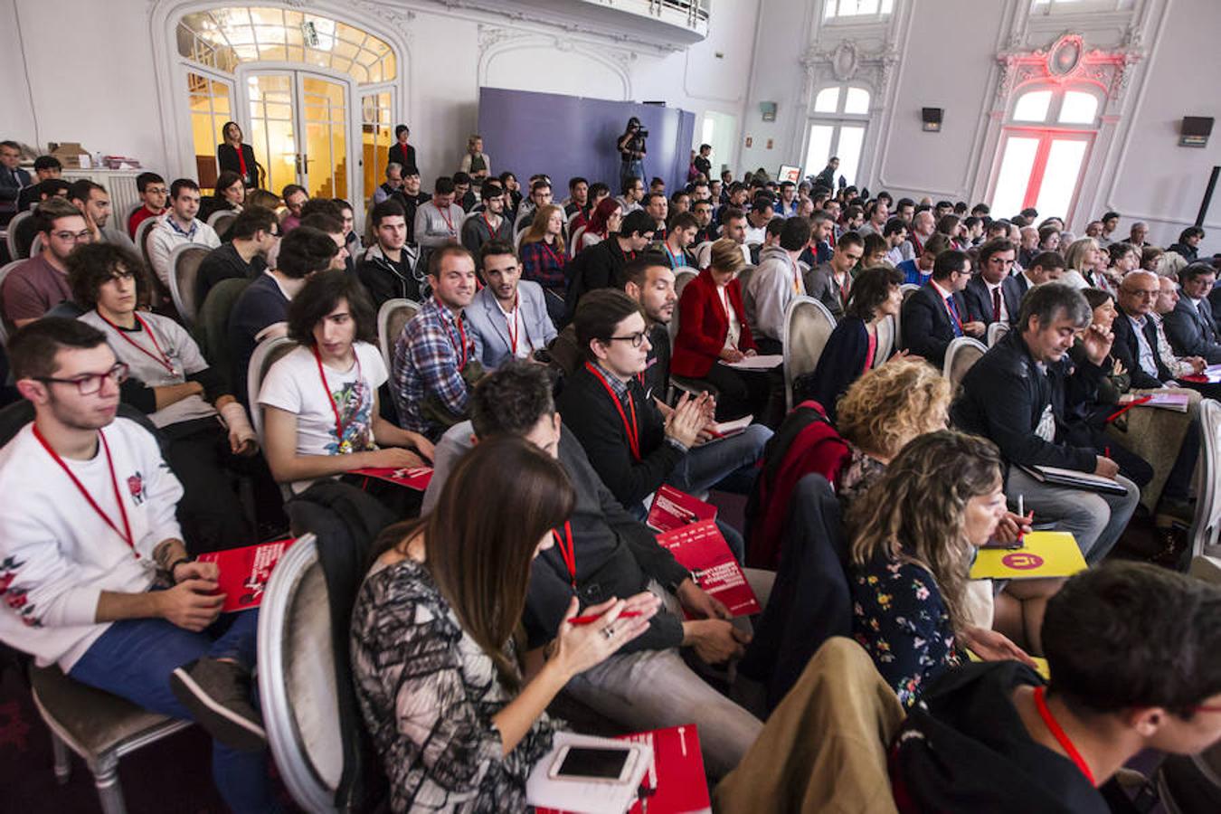 Primera jornada de Futuro en Español en la que se ha abordado la transformación digital y desarrollo en España y América Latina con enfoque especial en la educación y las nuevas tecnologías. Han participado el l exministro de las TIC de Colombia, David Luna; el alcalde de Murcia, José Francisco Ballesta; el consejero riojano de Educación, Alberto Galiana; y el vicerrector de UNIR Josu Ahedo.