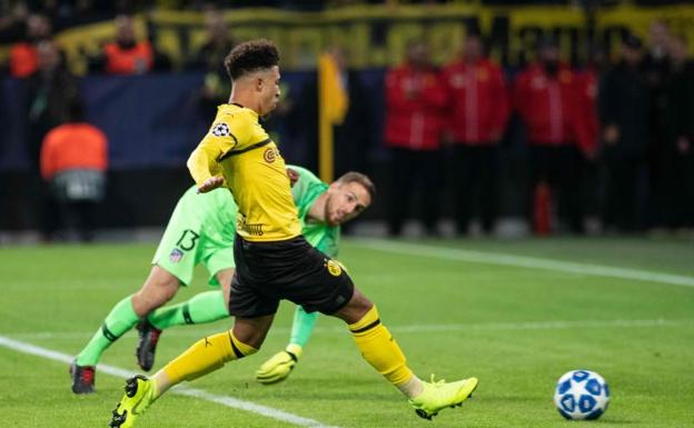 Jadon Sancho bate a Oblak. 