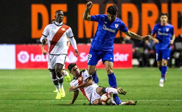 Raúl García pelea por un balón. 