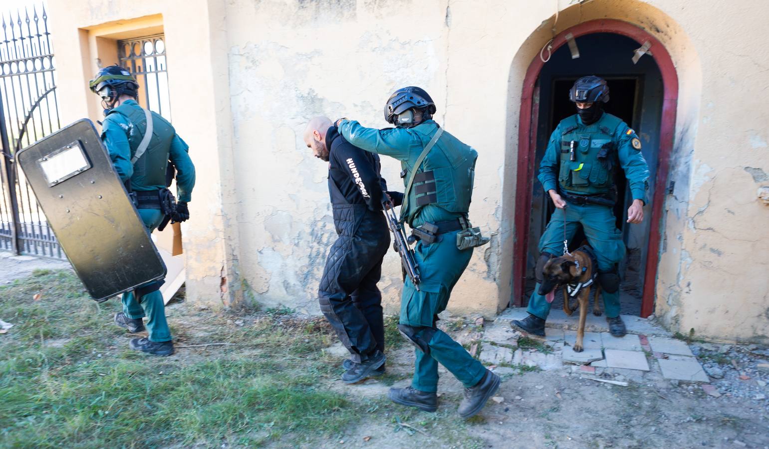 El Grupo de Acción Rápida (GAR) de la Guardia Civil y la Gendarmería Francesa están desarrollano unas jornadas prácticas en Logroño para implementar un nuevo sistema de detección de explosivos con perros en grandes concentraciones de personas, como eventos deportivos o musicales.