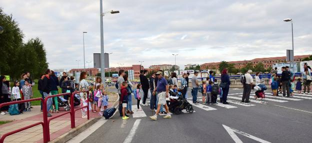 Movilización de los viernes de los vecinos de Los Lirios para reclamar una pasarela. :: miguel herreros