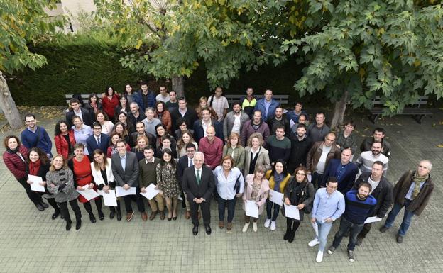 Ceniceros junto a una representación de los nuevos empleados públicos. 