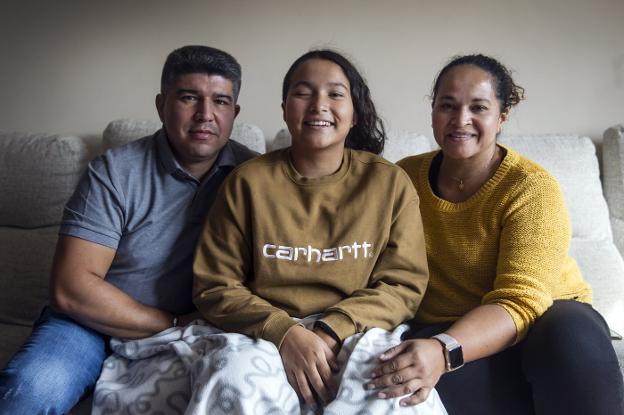 Naiara, alumna de 3º de la ESO del Sagasta, posa junto a sus padres Germán y Norbi en casa tras casi 20 días hospitalizada. :: 