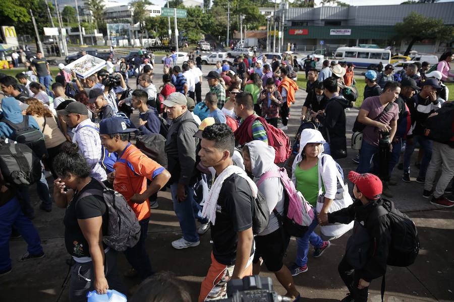 Unos 300 migrantes salvadoreños han salido este domingo de su país hacia la frontera con Guatemala con el objetivo final de llegar a EE UU. Buscan emular la caravana de hondureños que salió el 13 de octubre de San Pedro Sula.