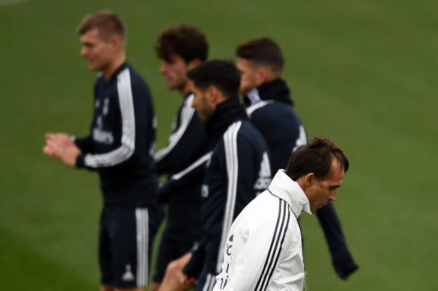 Julen Lopetegui camina en la Ciudad del Real Madrid durante la última sesión de entrenamiento antes de viajar a Barcelona. :: afp
