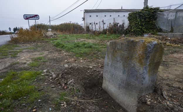 Alfaro. La solitaria y casi olvidada estela del soldado nazi, a las afueras del municipio. :: 