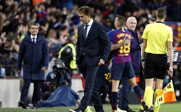 Julen Lopetegui, cabizbajo con Ernesto Valverde, Jordi Alba y Arturo Vidal tras el 5-1. 