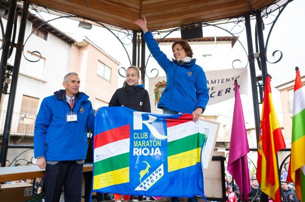 Maru Hernáiz saluda tras recibir la bandera de su club.