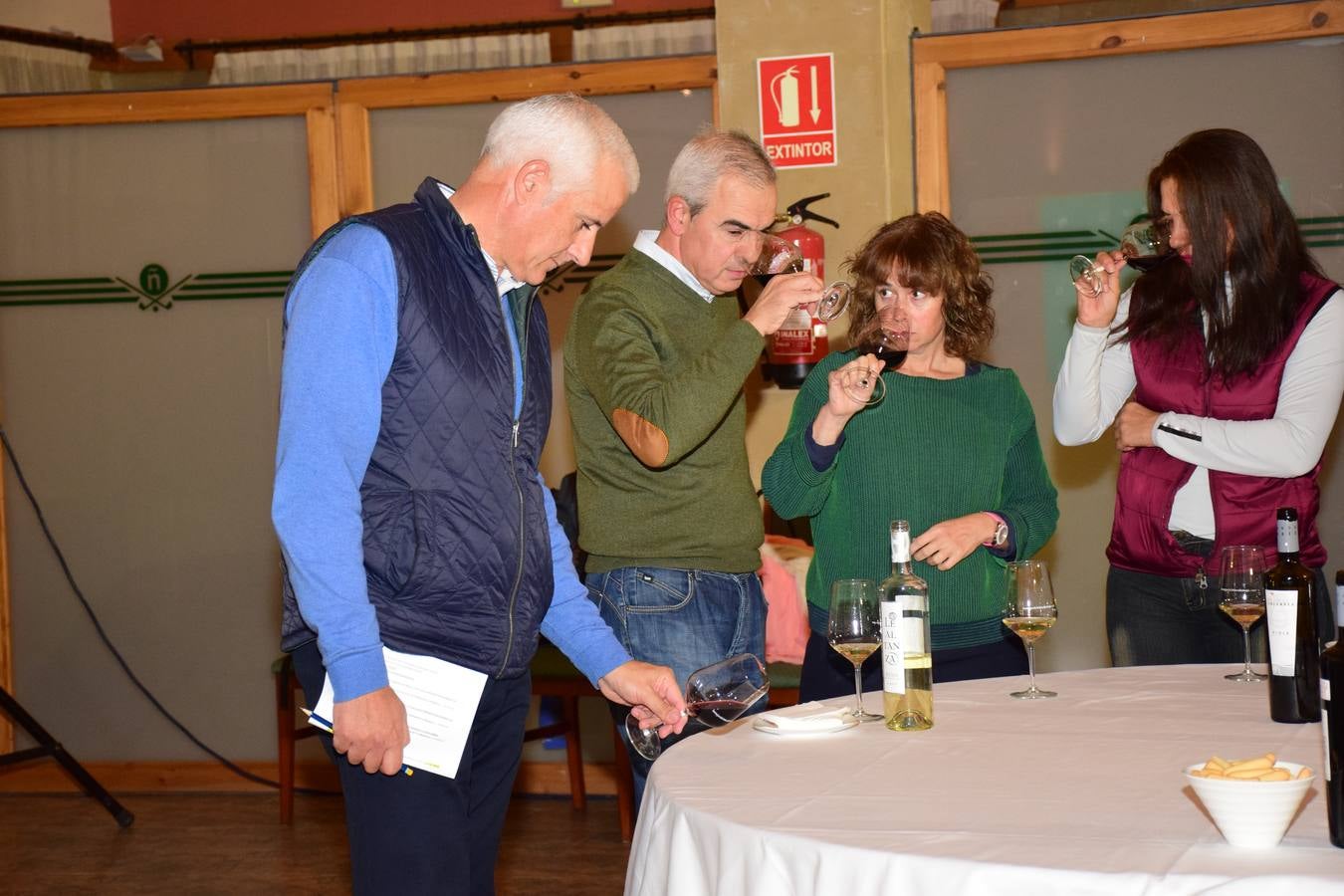 Tras la jornada de golf se pudo disfrutar de una cata d dos vinose de Bodegas Altanza