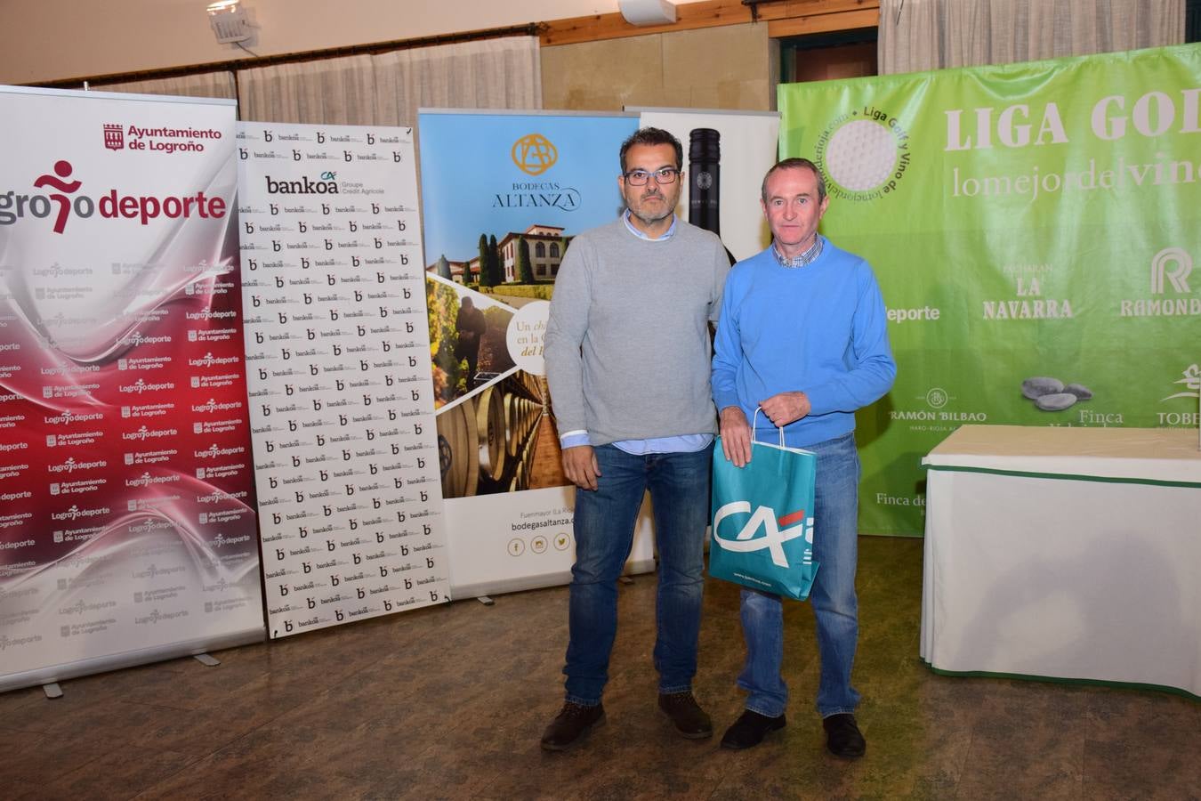 Entrega de premios a los ganadores del Torneo Bodegas Altanza, de la Liga de Golf y Vino de lomejordelvinoderioja.com.