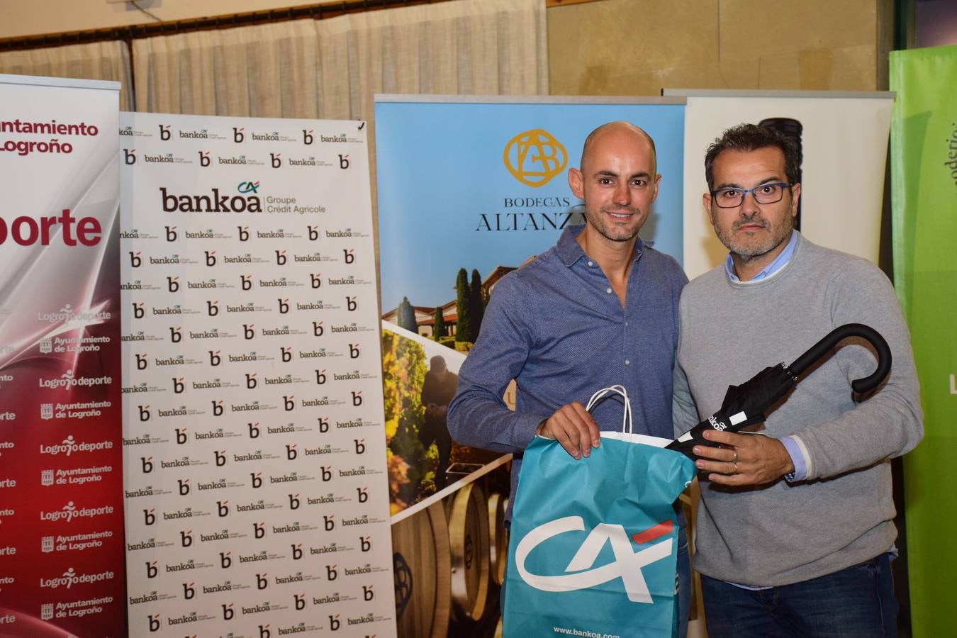 Entrega de premios a los ganadores del Torneo Bodegas Altanza, de la Liga de Golf y Vino de lomejordelvinoderioja.com.