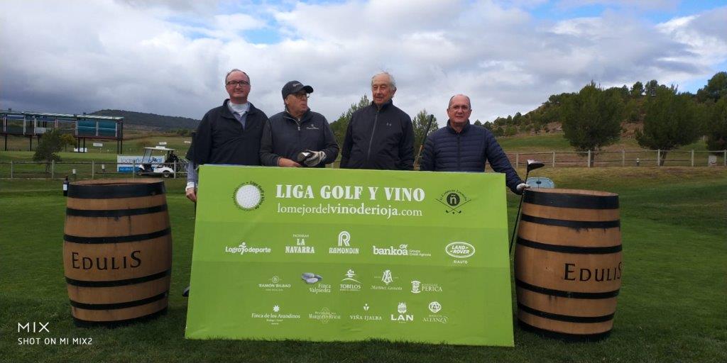 Los jugadores posan minutos antes de comenzar la jornada de golf.