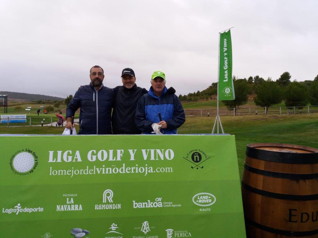 Los jugadores posan minutos antes de comenzar la jornada de golf.