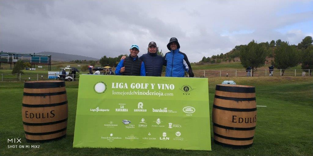 Los jugadores posan minutos antes de comenzar la jornada de golf.