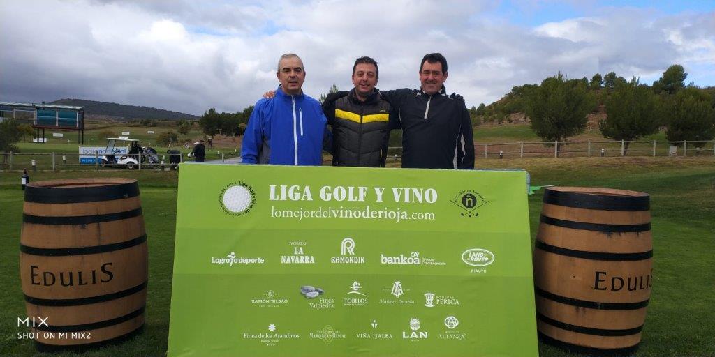 Los jugadores posan minutos antes de comenzar la jornada de golf.