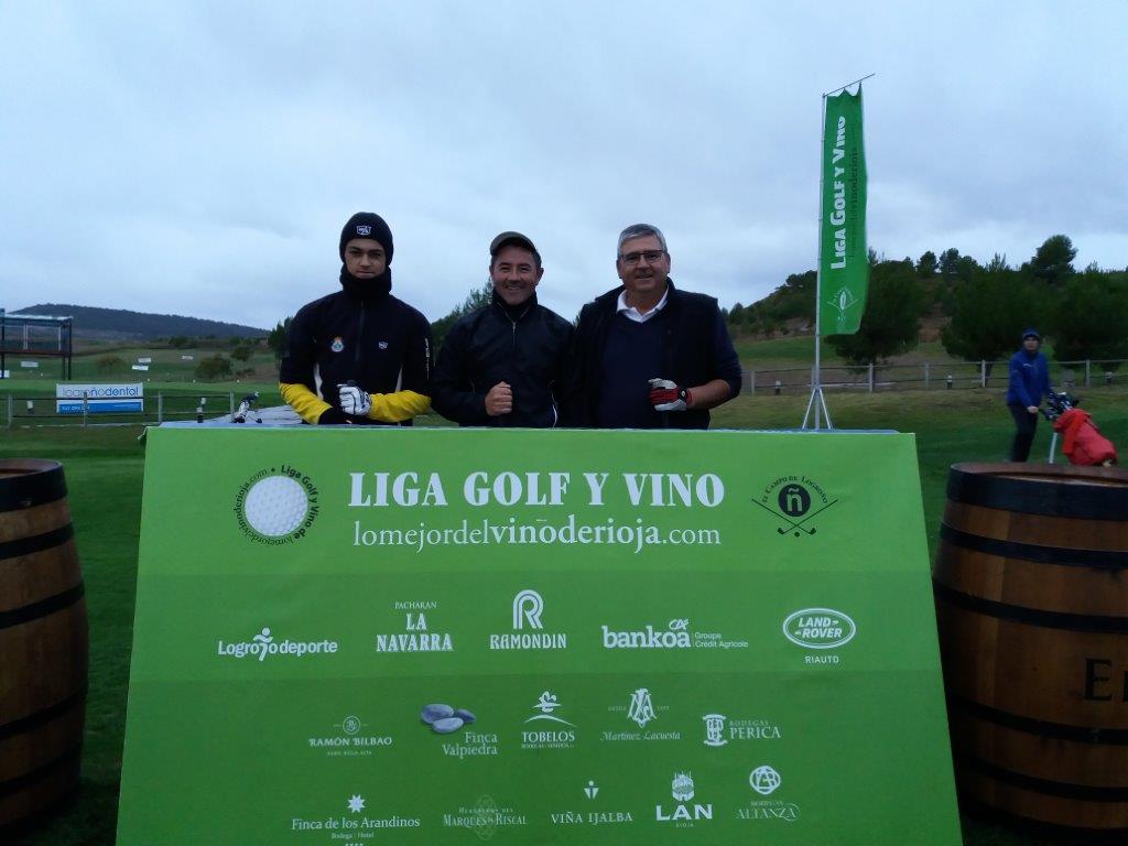 Los jugadores posan minutos antes de comenzar la jornada de golf.