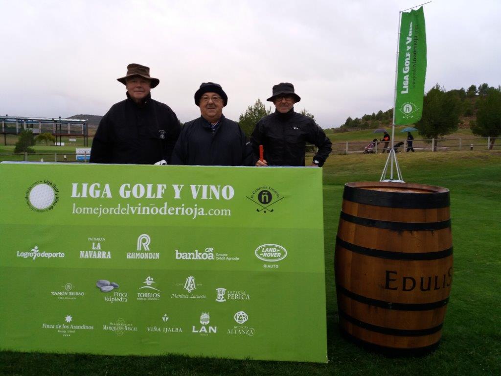 Los jugadores posan minutos antes de comenzar la jornada de golf.