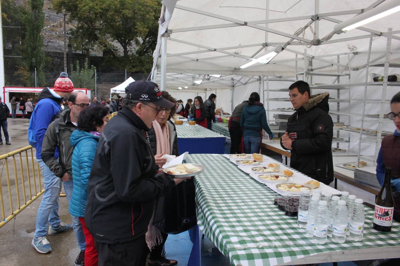 Las XXI Jornadas del Queso de Munilla atraen a cientos de personas pese al frío