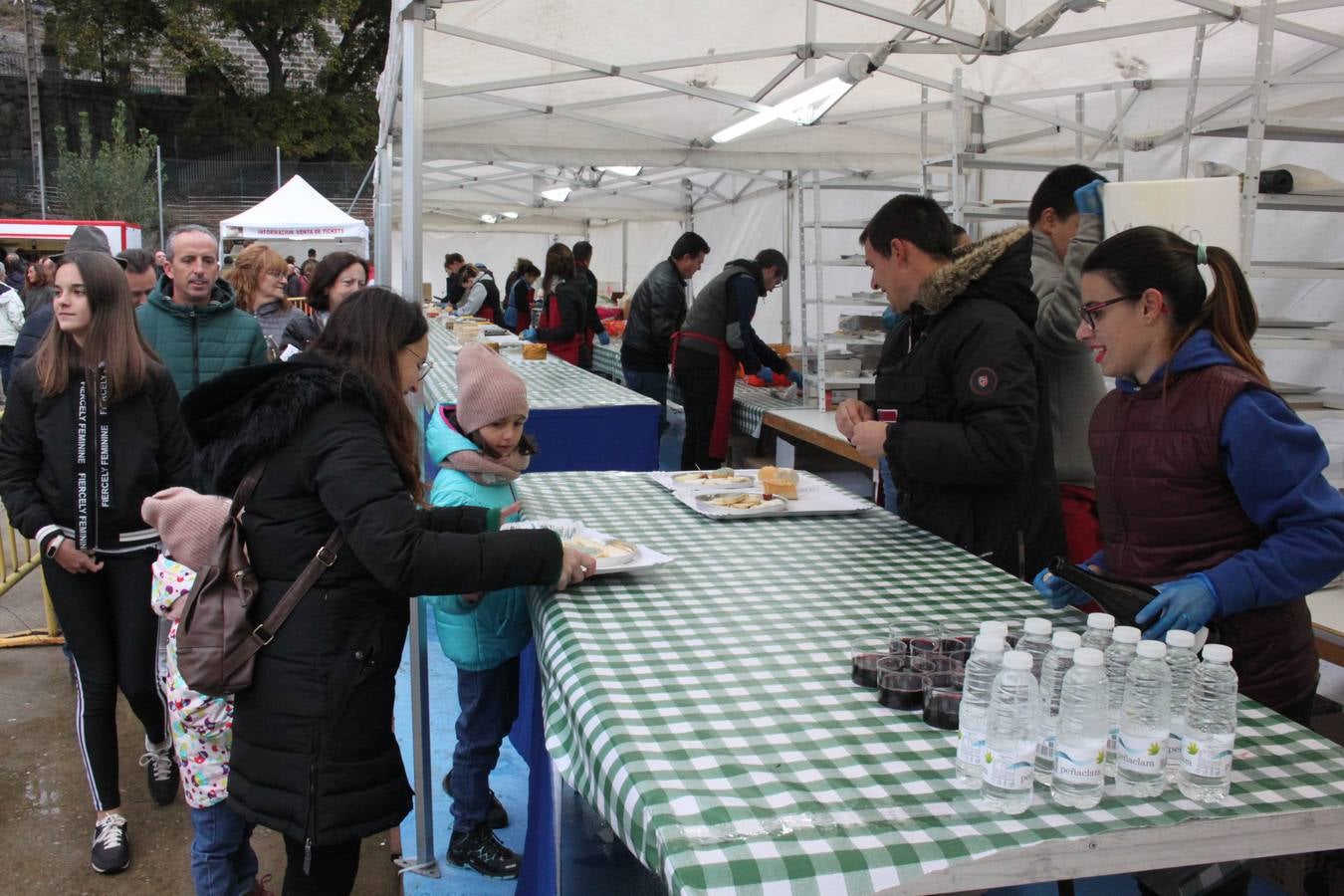 Las XXI Jornadas del Queso de Munilla atraen a cientos de personas pese al frío