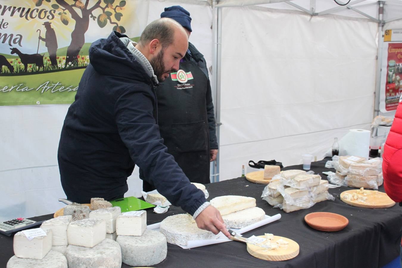 Las XXI Jornadas del Queso de Munilla atraen a cientos de personas pese al frío