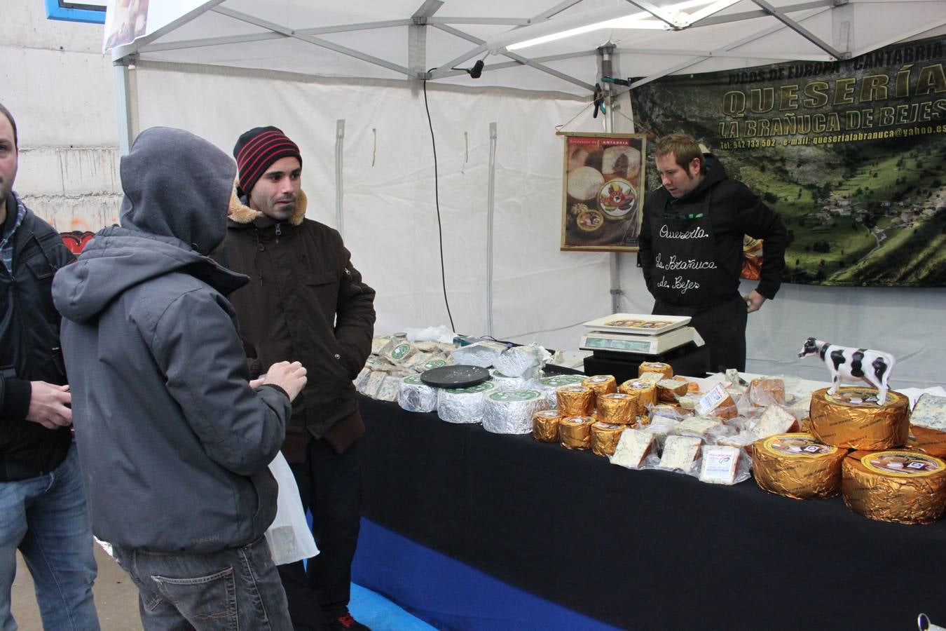 Las XXI Jornadas del Queso de Munilla atraen a cientos de personas pese al frío