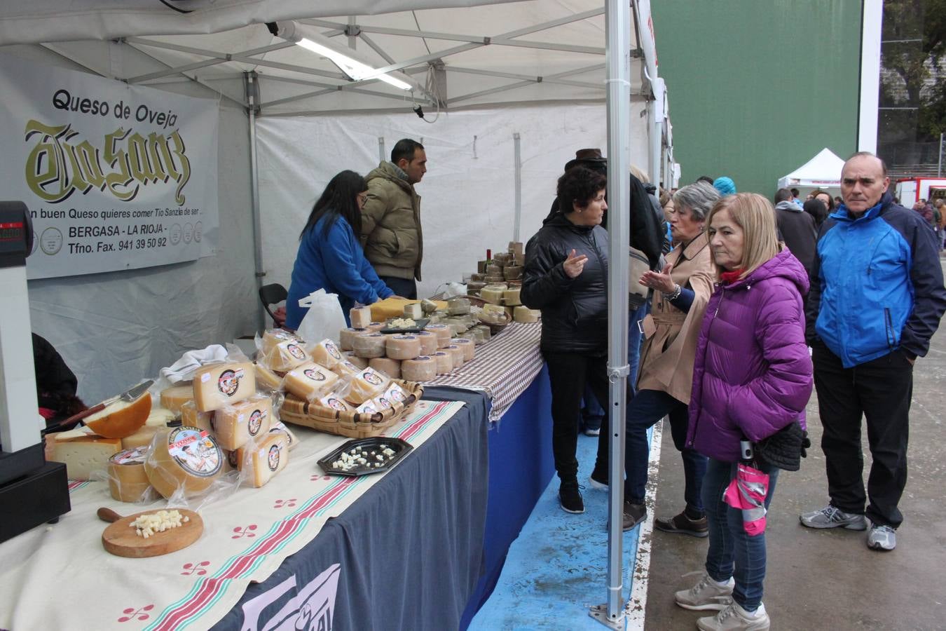 Las XXI Jornadas del Queso de Munilla atraen a cientos de personas pese al frío