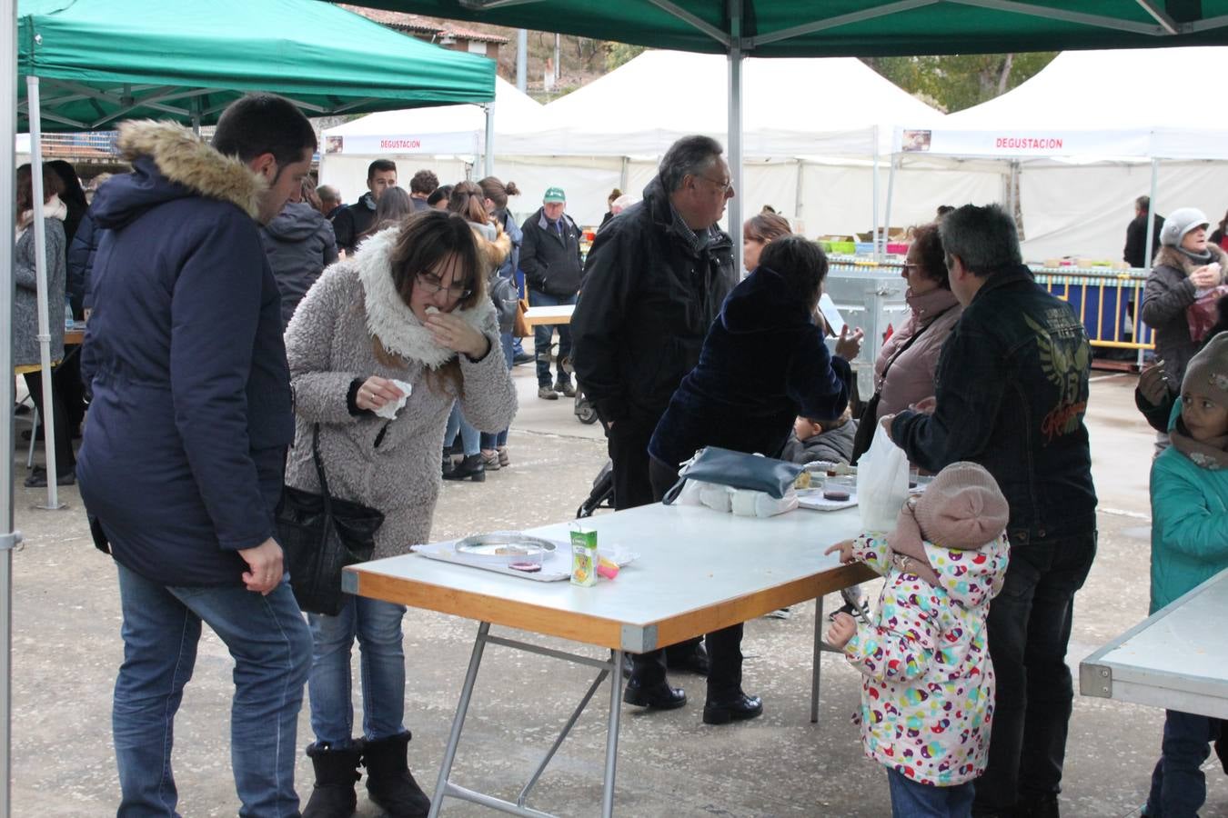 Las XXI Jornadas del Queso de Munilla atraen a cientos de personas pese al frío