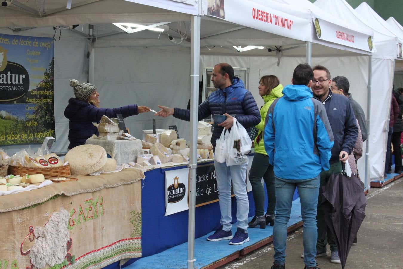 Las XXI Jornadas del Queso de Munilla atraen a cientos de personas pese al frío