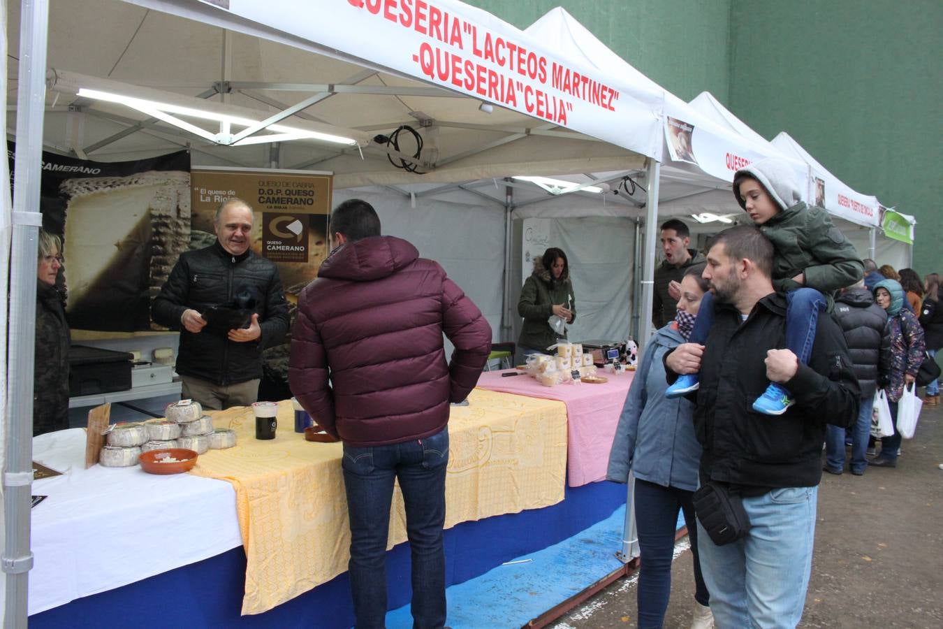 Las XXI Jornadas del Queso de Munilla atraen a cientos de personas pese al frío