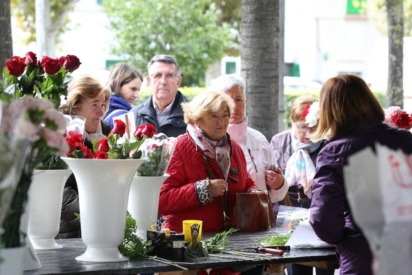 Aroma de flores en Logroño para preparar la visita al cementerio. El recuerdo de los seres queridos se exterioriza con los coloridos ramos y para conmemorar el Día de Todos los Santos este jueves.