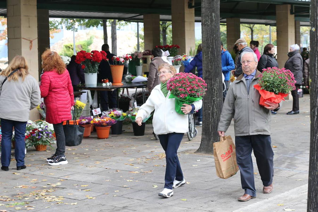 Aroma de flores en Logroño para preparar la visita al cementerio. El recuerdo de los seres queridos se exterioriza con los coloridos ramos y para conmemorar el Día de Todos los Santos este jueves.