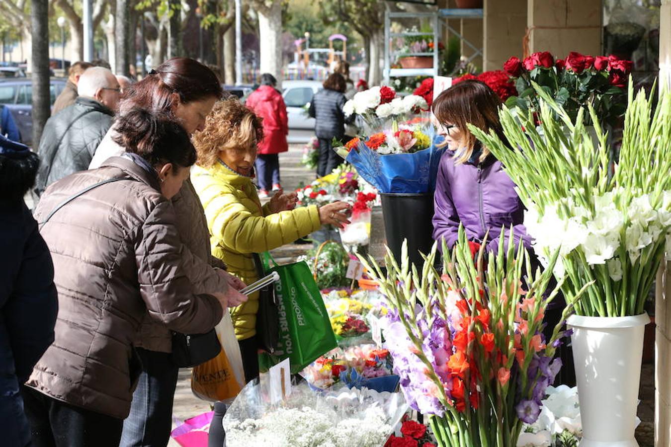 Aroma de flores en Logroño para preparar la visita al cementerio. El recuerdo de los seres queridos se exterioriza con los coloridos ramos y para conmemorar el Día de Todos los Santos este jueves.