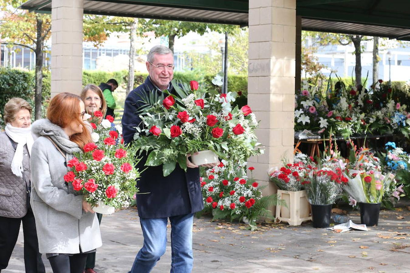 Aroma de flores en Logroño para preparar la visita al cementerio. El recuerdo de los seres queridos se exterioriza con los coloridos ramos y para conmemorar el Día de Todos los Santos este jueves.