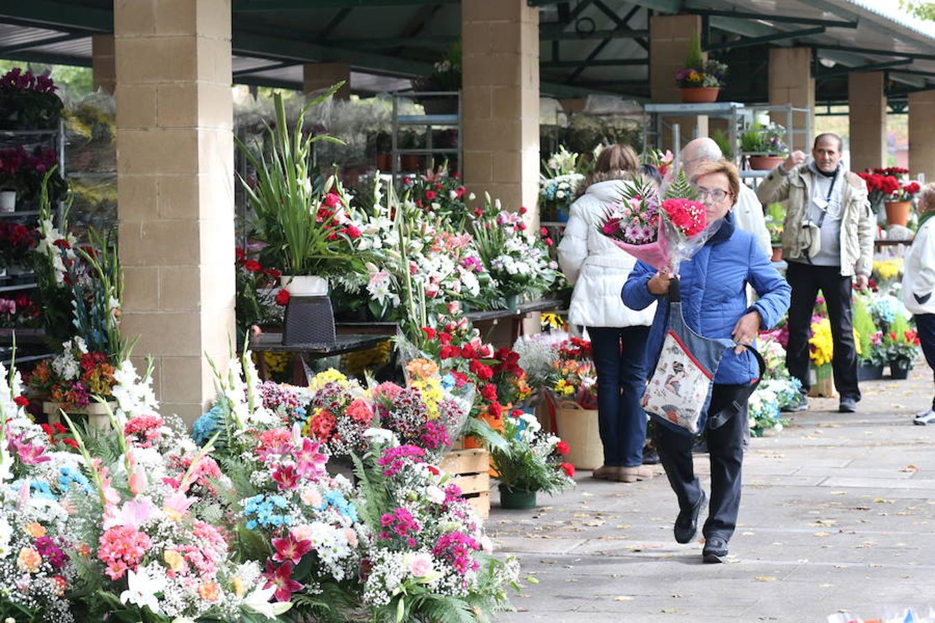 Aroma de flores en Logroño para preparar la visita al cementerio. El recuerdo de los seres queridos se exterioriza con los coloridos ramos y para conmemorar el Día de Todos los Santos este jueves.