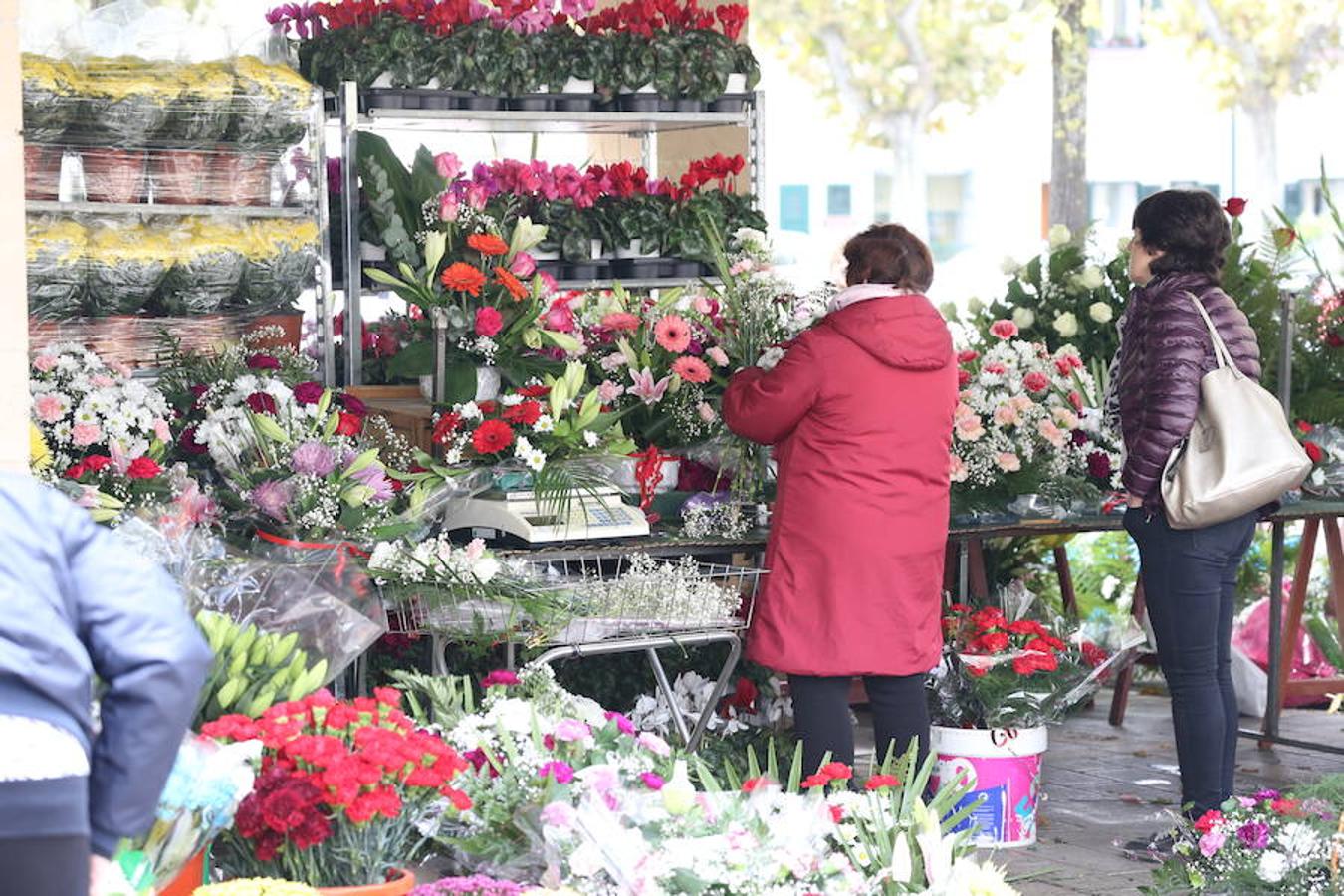 Aroma de flores en Logroño para preparar la visita al cementerio. El recuerdo de los seres queridos se exterioriza con los coloridos ramos y para conmemorar el Día de Todos los Santos este jueves.