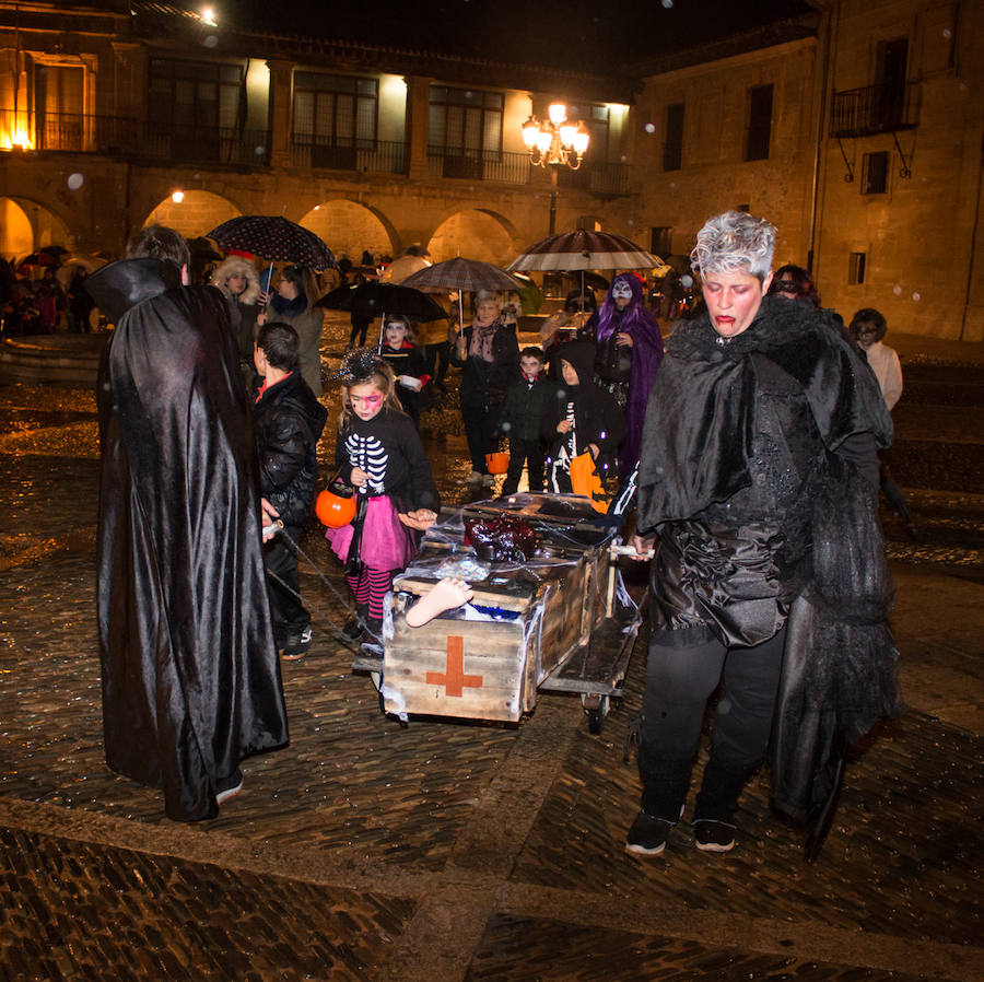 Santo Domingo de la Calzada ha celebrado la noche de difuntos con los niños, que al final han sido los que mejor lo han pasado, no en vano los disfraces y las caritas pintadas siempre dan un lustre especial a la jornada previa al Día de Todos los Santos.