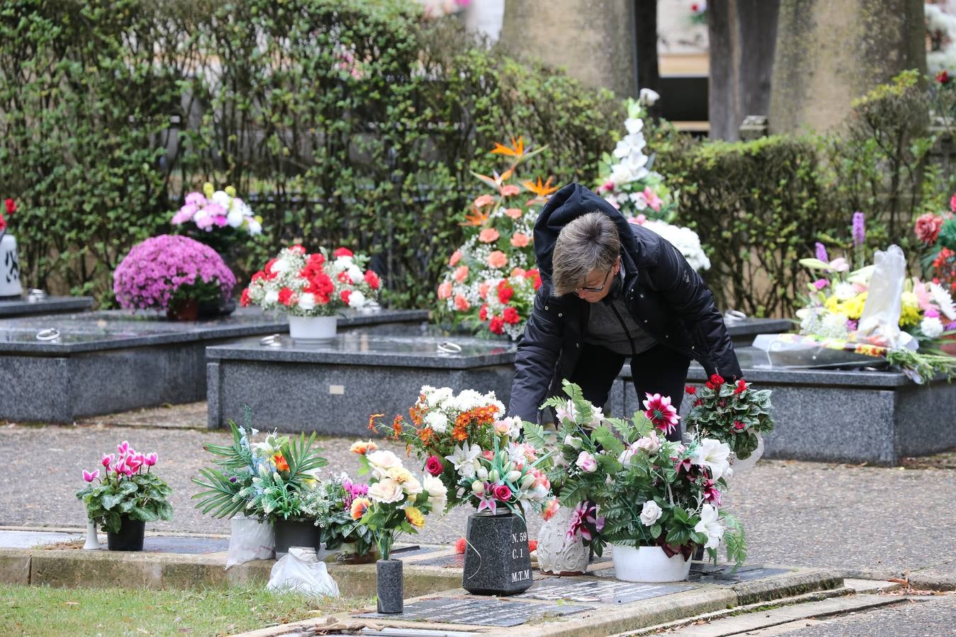 Decenas de logroñeses adornan con flores las tumbas de sus seres queridos con motivo del Día de Todos los Santos.