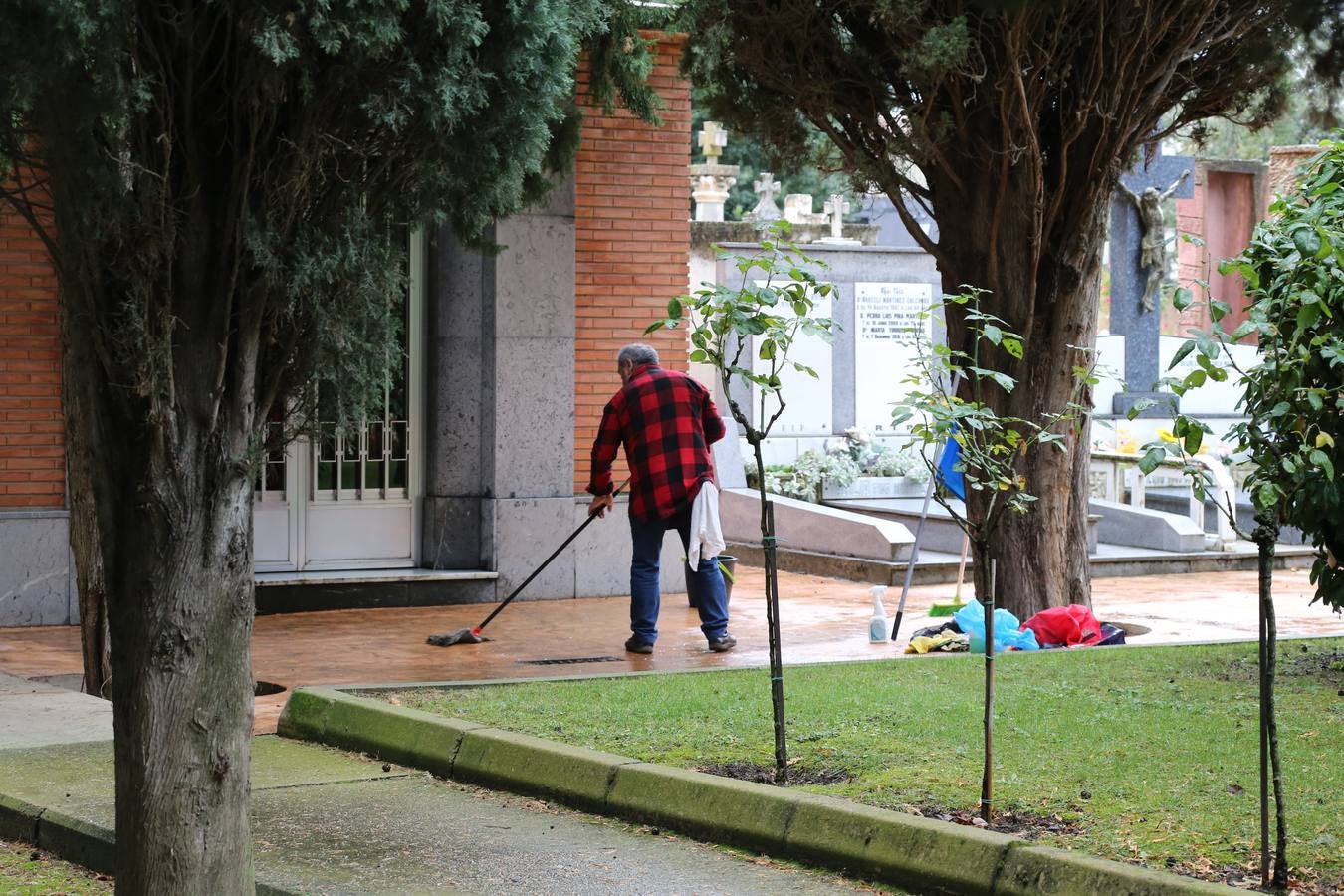 Decenas de logroñeses adornan con flores las tumbas de sus seres queridos con motivo del Día de Todos los Santos.